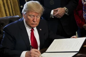 Thua ở tòa, ông Trump muốn ra lệnh cấm nhập cư mới