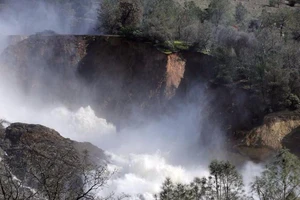 Lo vỡ đập, dân California sơ tán khẩn