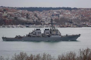 Máy bay Nga đụng độ tàu khu trục Mỹ ở biển Đen