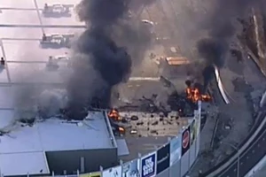 Máy bay rơi trúng trung tâm mua sắm Úc