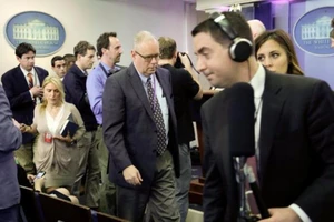 Họp báo Nhà Trắng cấm cửa hàng loạt báo lớn