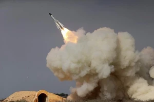 Tàu chiến Mỹ - Iran liên tiếp đối đầu nguy hiểm