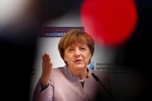 Ông Trump hoãn cuộc gặp với bà Merkel vì bão
