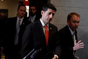 Ông Trump dọa phe Cộng hòa: Sẽ giữ nguyên Obamacare