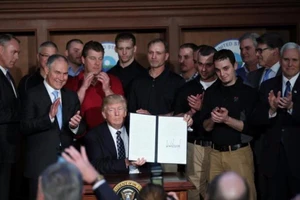 Ông Trump ký sắc lệnh bỏ quy định khí hậu của ông Obama