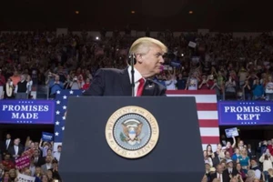 Tại sao Trump bất ngờ chuyển từ đối nội sang đối ngoại?