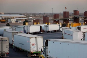 Ông Trump bất ngờ nhượng bộ, không rút khỏi NAFTA