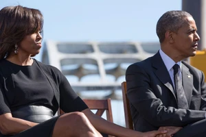 Khác biệt cái nắm tay vợ chồng ông Trump và nhà Obama