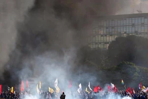 Thủ đô Brazil bạo động, đốt phá trụ sở chính phủ