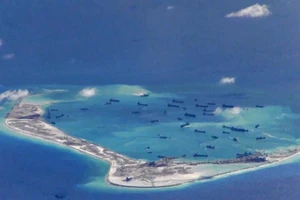 Tàu chiến TQ cảnh cáo tàu chiến Mỹ áp sát đảo nhân tạo