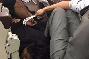 Máy bay Malaysia bị tấn công, dọa đánh bom