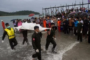 Rơi máy bay Myanmar: Vượt bão đưa 29 thi thể về bờ