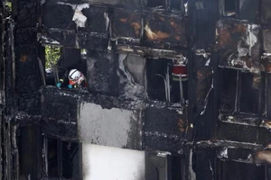 Ném con mong thoát đám cháy kinh hoàng ở London