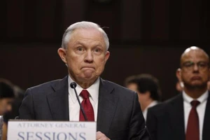 Bộ trưởng Sessions từ chối điều trần về ông Trump