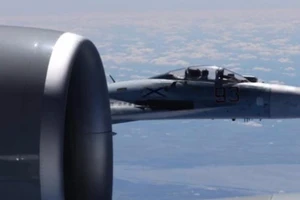 Mỹ công bố ảnh Su-27 Nga chặn đầu nguy hiểm RC-135 Mỹ