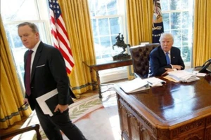 Phát ngôn viên ra đi, lộ diện mâu thuẫn âm ỉ Nhà Trắng 