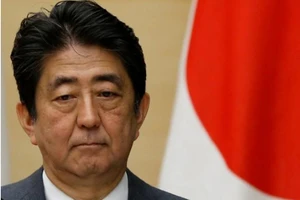 Thủ tướng Nhật đối mặt sóng gió vì bạn thân