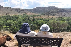 Nghị sĩ McCain leo núi cùng con sau phẫu thuật ung thư