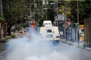 Binh sĩ nổi loạn tấn công căn cứ Venezuela