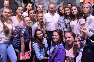 Ông Putin đứng lớp giảng bài cho học sinh Nga