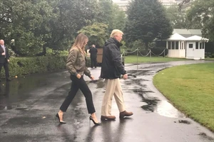 Giải oan cho bà Trump vụ mang giày cao gót thăm bão
