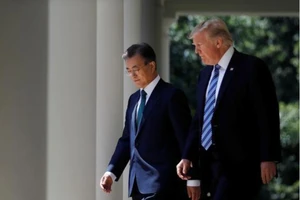 Ông Moon muốn đối thoại Triều Tiên, ông Trump thì không