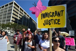 Ông Trump hủy chương trình hoãn trục xuất trẻ em