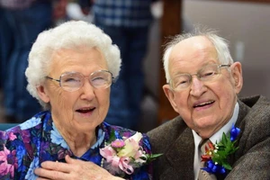 Cặp đôi cưới 75 năm trùng tên siêu bão Harvey-Irma