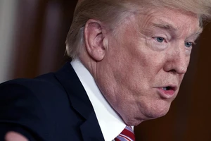 Ông Trump đổ lỗi chuyện Triều Tiên cho nhà Clinton