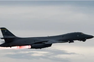 Oach tạc cơ Mỹ liên tiếp áp sát, Triều Tiên nổi giận