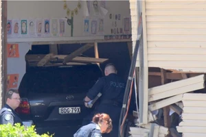 Xe hơi lao vào lớp học, tông chết 2 học sinh