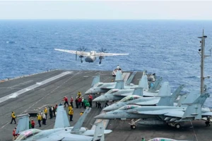Rơi máy bay hải quân Mỹ: Còn 3 sĩ quan mất tích