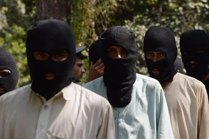 Lục đục nội bộ, IS chặt đầu 15 thành viên