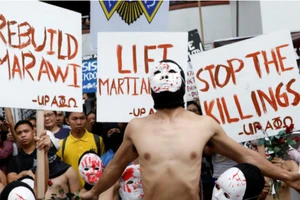 Philippines: Sinh viên khỏa thân biểu tình