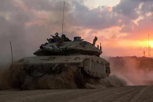 Israel triển khai xe tăng, máy bay sang Dải Gaza