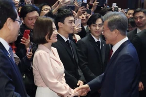 Tổng thống Hàn mang theo dàn nghệ sĩ hùng hậu thăm TQ