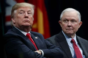 Tạm gác lại bất đồng, ông Trump thăm FBI