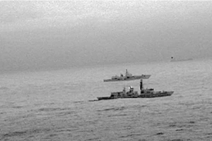 Tàu Anh bám đuôi tàu Nga tiến sát lãnh hải