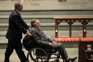 Cựu Tổng thống Bush 'cha' nhập viện sau tang lễ của vợ