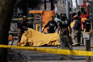 Xe tải lao vào đám đông ở Canada, 10 người chết