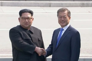 Hai ông Moon, Kim bắt tay tại ranh giới liên Triều