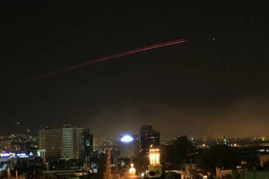 Hàng loạt căn cứ Syria bị nã tên lửa, kho đạn bốc cháy