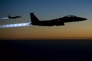 Liên quân Mỹ không kích 2 địa điểm quân sự Syria