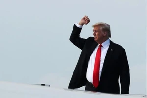 Vừa về nước, ông Trump bắt tay vào xử lý thương mại Trung Quốc