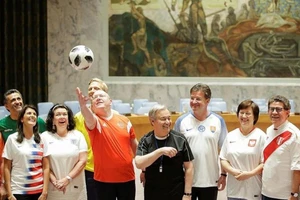 Sốt World Cup, các đại sứ LHQ mặc áo đội tuyển đi họp