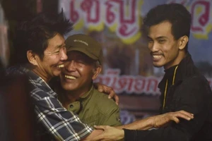 Nụ cười đã nở trên gương mặt cha mẹ đội bóng nhí Thái Lan