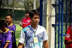 Chính phủ, cha mẹ các cầu thủ bênh vực, an ủi huấn luyện viên