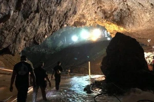 Ông Elon Musk mang tàu ngầm mini giải cứu đội bóng Thái