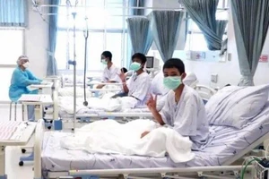 Nước mắt vỡ òa khi đội bóng nhí Thái Lan gặp cha mẹ