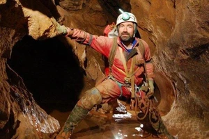 Hơn 1.000 người khổ ải xuyên ngày đêm giành giật 13 sinh mạng